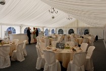 Mobilier, lustres, v�lum pliss� et tapis